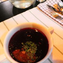 前菜のボルシチは具なしでHOT。辛っ