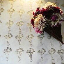 壁に飾られた花