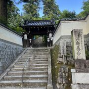 円山公園の奥にある寺院