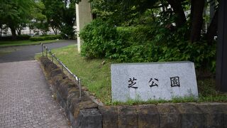東京タワーを含む大きな公園