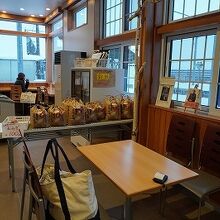 手前に物販スペース、奥に喫茶があります。