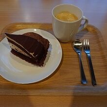 ケーキとコーヒーをいただきました