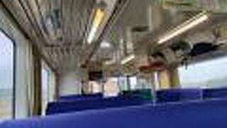 車両はクロスシート中心で快適。高架区間が多く速度も速い。