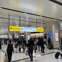 充実している新幹線コンコース