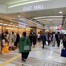 地下から行く場合、WhityうめだのEast Mall方面へ