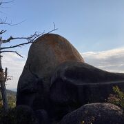 大きな岩とそこからの絶景！神秘的な雲海の中のビル街も見れました