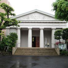 パルテノン神殿を思わせる聖堂