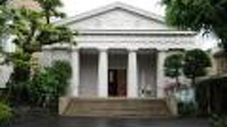 パルテノン神殿を思わせる聖堂