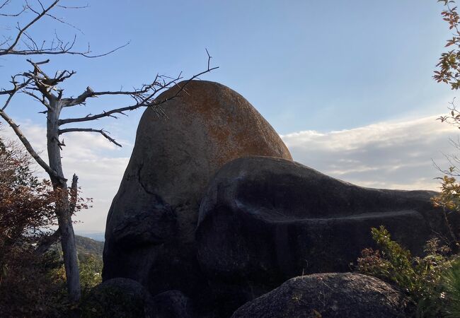 大きな岩とそこからの絶景！神秘的な雲海の中のビル街も見れました