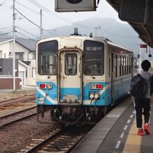 車両は単行気動車で車内はロングシートというのが難点