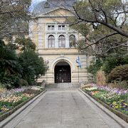 １９０２年に建てられた兵庫県の本庁舎で、その後は迎賓館や資料館として利用されてきました。現在は館内の見学は中止でした。