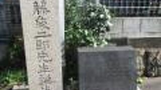 ひっそりと建っています