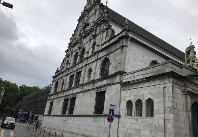 ファザードがとても立派