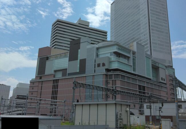阪急百貨店の上にそびえる構想ビル