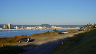 唐津湾に注ぐ松浦川の河口付近に架かる橋