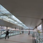 横浜駅から横浜ベイクォーターへ行くための歩行者専用橋
