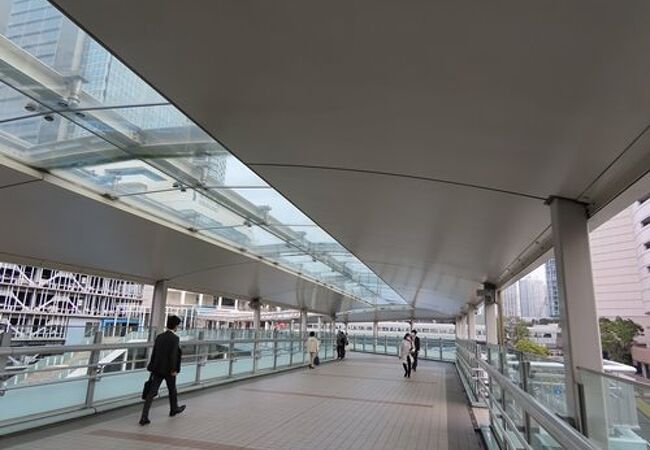 横浜駅から横浜ベイクォーターへ行くための歩行者専用橋