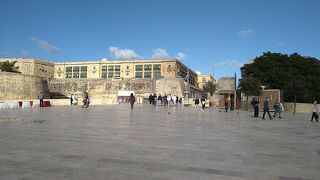 旧市街の入口までに疲れ