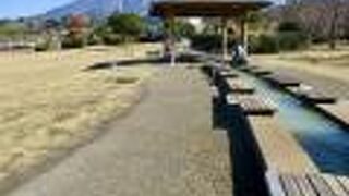 大きな足湯がある公園