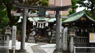 市街地の中にある神社