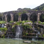 ヨーロッパ調の神殿風な建物と池＋滝＋新島ガラスのコラボ