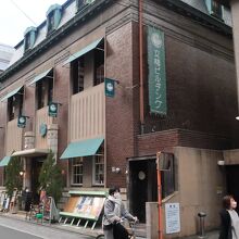 木造の洋館という珍しい建築だ