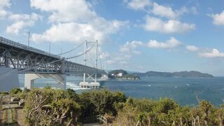 橋の下にも下りられます