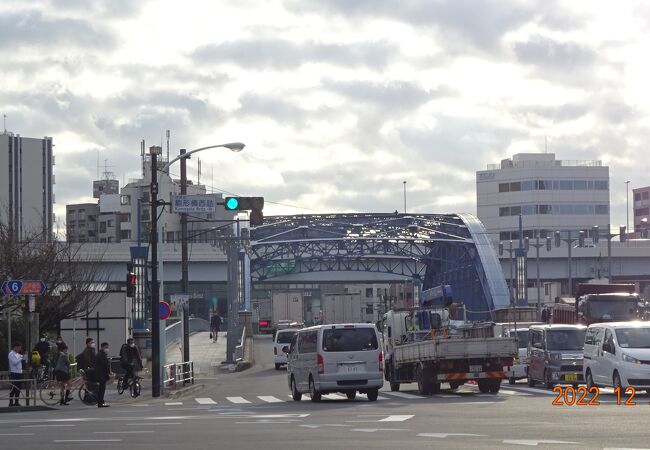 鉄のアーチががっしりとしたデザインの橋です。