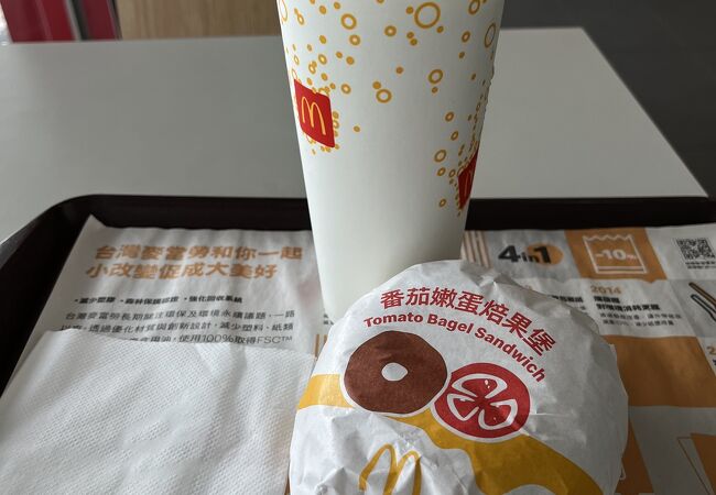 ２階から眺める台東市内ののんびりした景色＆トマトバジルサンドイッチ