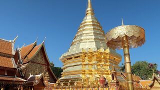 チャーン・プアク門の向かい側からソンテオで安く行けます。