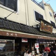 高速餅つきの実演が見られる餅菓子店