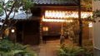 お菓子屋さんの裏手