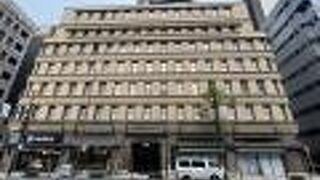 1927年に竣工した７階建てのオフィスビル