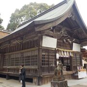神社にふさわしい荘厳な雰囲気があります。立派な楼門と本殿があります。