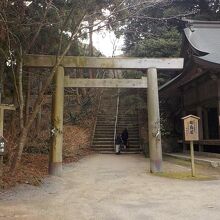 神楽殿とこの階段を上って櫻井大神宮に参拝しました。
