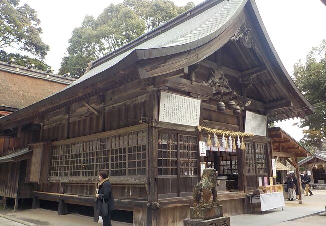 神社にふさわしい荘厳な雰囲気があります。立派な楼門と本殿があります。