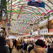 広蔵市場は結構な賑わい。