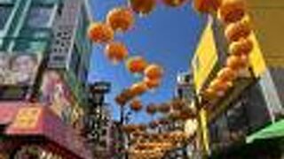 中華街大通りにたくさんのランタン