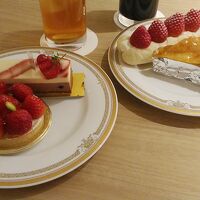 Bakery & Pastry Shopのケーキとパン