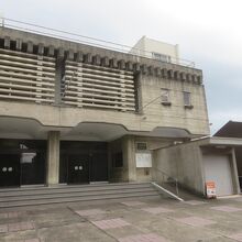 正面は近代的です