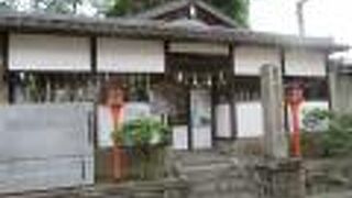 赤い灯篭がアクセントです