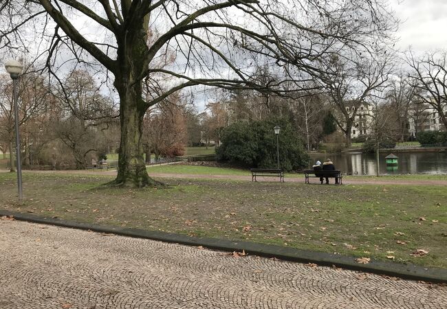 ヘッセン州立劇場の南側に広がる大きな公園