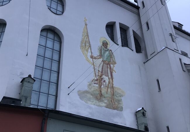 建物の横に騎士の守り神の聖モーリッツの絵