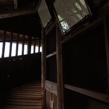 上部に向かって円を描くように坂を上っていく