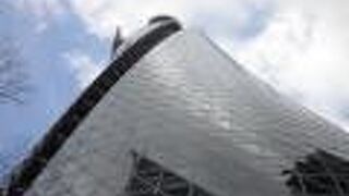 くねくねした独特な感じのビル