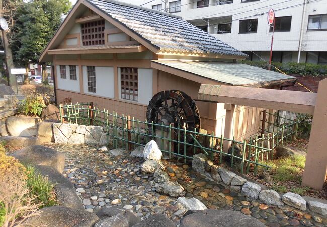 水車とともに水の流れもあってすがすがしい公園です