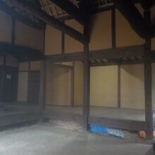 くぐり戸からは行った所にある土間と板の間