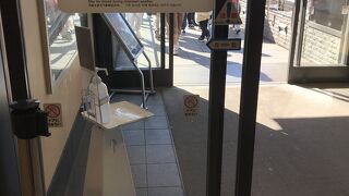 フードコート近く