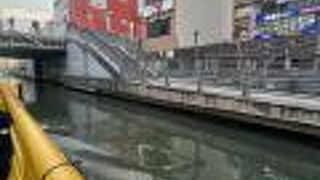 とんぼりクルーズに乗船しながら 道頓堀川
