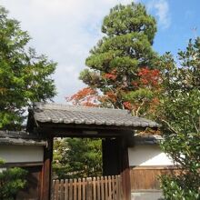 石碑とこの山門がかなり離れています